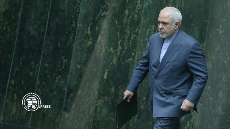 Iranpress: ظريف: يحسّ العدو بالضعف تجاه الشعب الإيراني