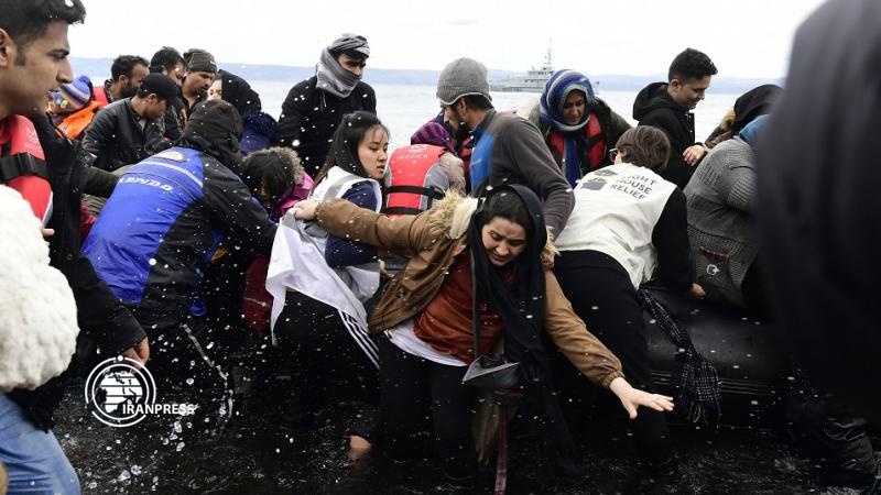Iranpress: Greece blocks passage of migrants as Turkey opens the doors