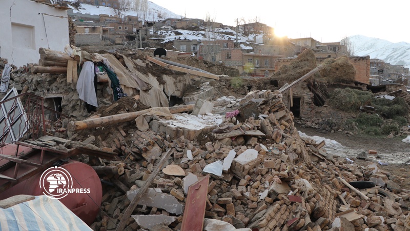 Iranpress: مساعدات الهلال الأحمر للمناطق المنكوبة بالزلزال في أذربايجان الغربية