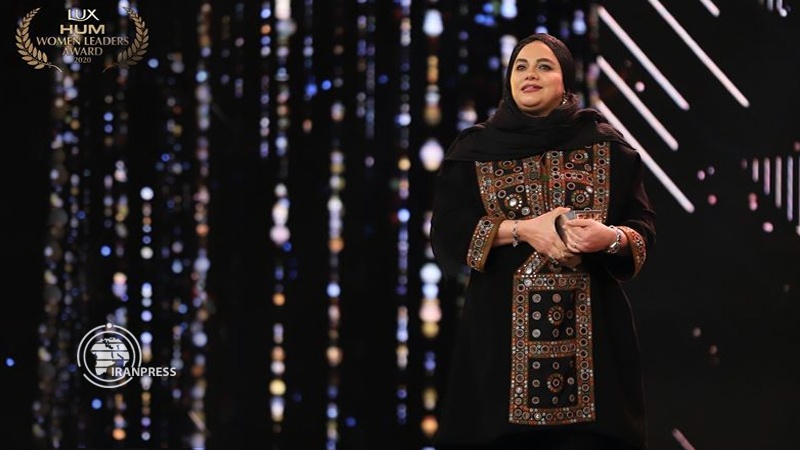 Iranpress: مخرجة ايرانية تحصل على جائزة المرأة القيادية لعام 2020 في العالم الاسلامي