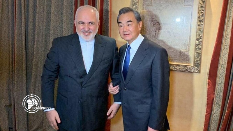 Iranpress: Zarif meets Chinese counterpart on sidelines of Munich Security Conf.