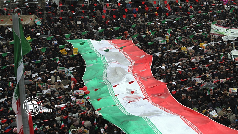 Iranpress: حشود مليونية تشارک في مسيرات ذكرى انتصار الثورة في همدان