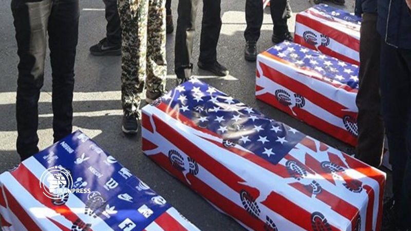 Iranpress: اعدام ترامب ونعوش رمزية للجنود الأمريكيين بمسيرات انتصار الثورة الاسلامية
