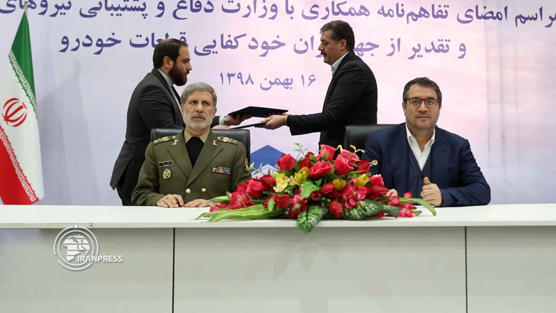 Iranpress: وزير الدفاع الإيراني يؤكد مساعدة الصناعة الدفاعية لصناعة السيارات في ايران