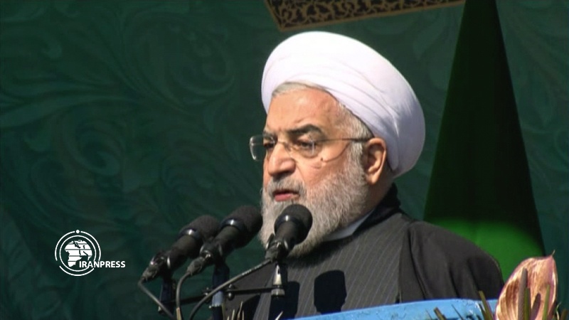 Iranpress: الرئيس روحاني يشارك بمسيرات ذكرى انتصار الثورة الإسلامية