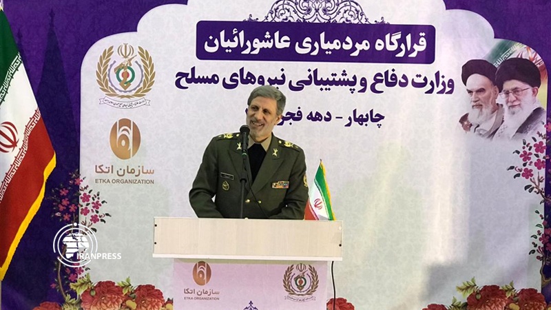 Iranpress: وزير الدفاع الإيراني يتفقد منكوبي السيول الأخيرة في جنوب شرقي إيران