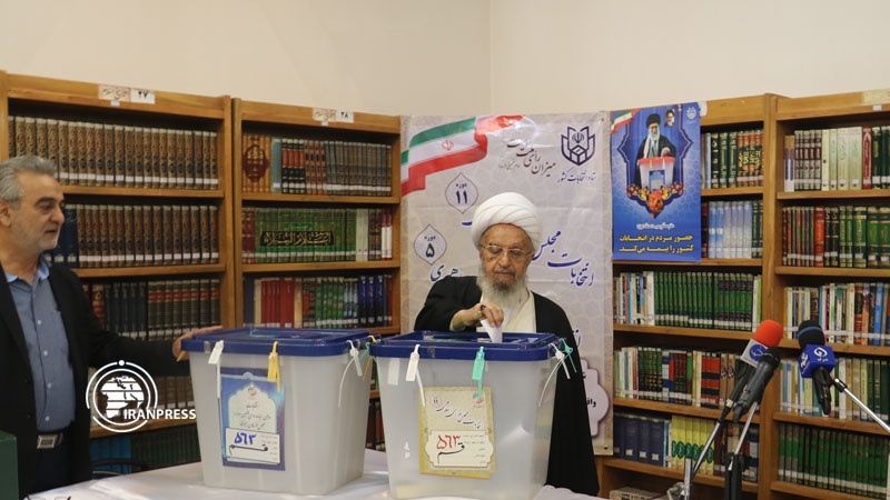 Iranpress: مشاركة حاشدة لأهالي قم المقدسة في الإنتخابات التشريعية + فيديو