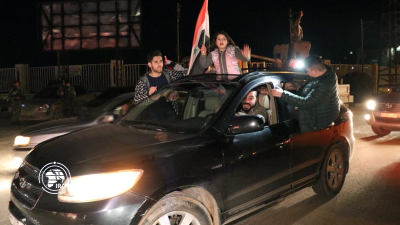 Iranpress: أهالي حلب يحتفلون بتحرير الجيش لغرب المدينة وشمالها من الإرهاب 