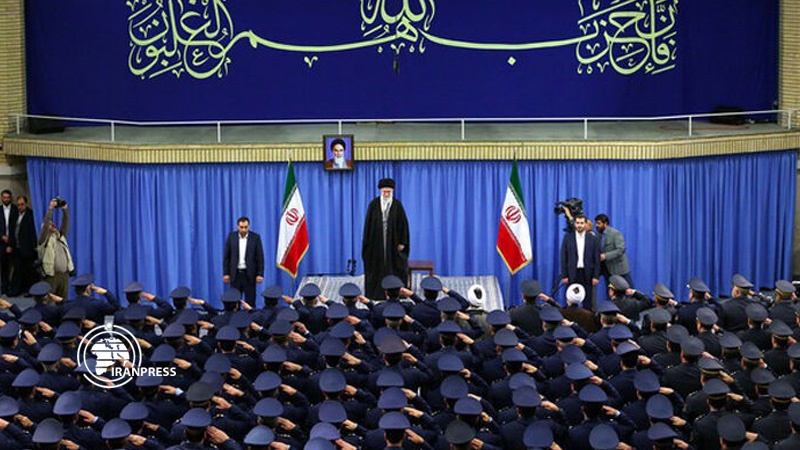 Iranpress: قائد الثورة الإسلامية يستقبل قادة وكوادر القوة الجوية