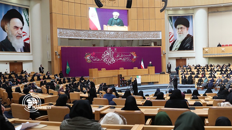 Iranpress: Over 42 percent of government employees in Iran are women: President Rouhani