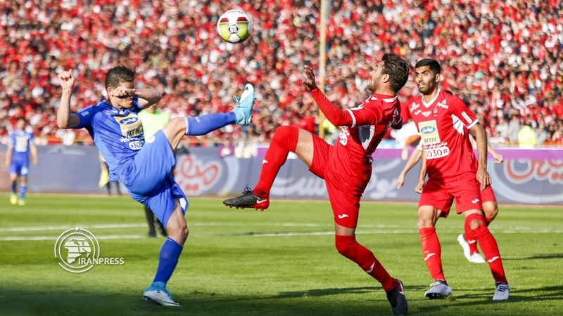 Iranpress: Persepolis, Esteghlal football teams draw in Tehran Derby