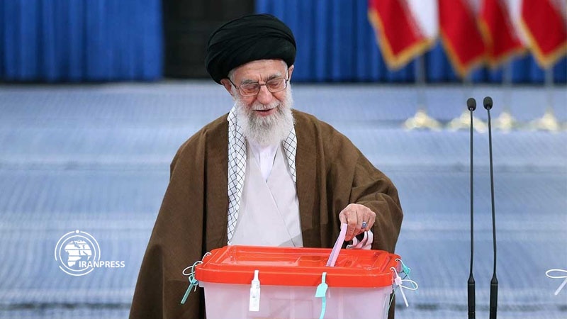 Iranpress: قائد الثورة يدلي بصوته في الإنتخابات التشريعية 