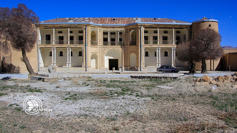 Iranpress: تعقیم قلعة "دزك" بهدف الحفاظ على صحة السياح