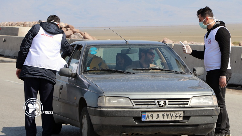 Iranpress: فحص درجات حرارة المسافرين في موانئ ومداخل محافظة آذربايجان الغربية 