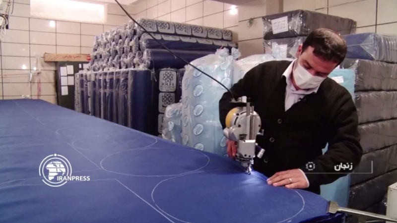 Iranpress: إنتاج ملابس وأقنعة مجانية في زنجان لمكافحة فيروس كورونا