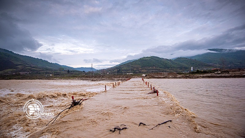 Iranpress: فيضان نهر "تجن " بساري وتدمير جسر كلورد + فيديو