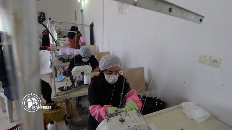 Iranpress: فعاليات عفوية وشعبية لإنتاج الكمامات الواقية في بيرجند