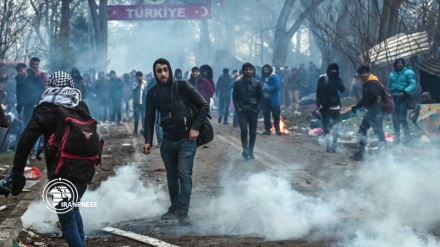 Tear gas shot by Turkey and Greece over migrants at border