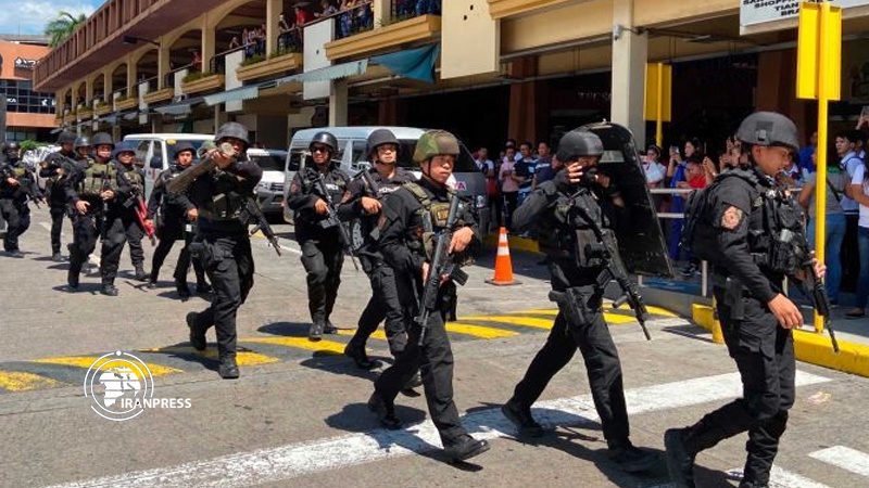 Iranpress: Philippines mall surrounded by police as gunman takes hostages