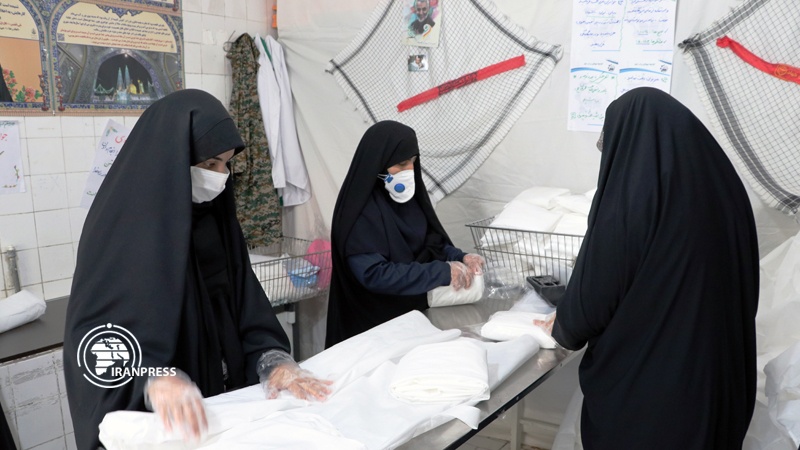 Iranpress: انتاج 3 آلاف من الملابس الصحية يوميا بيد الطالبات التعبويات في مشهد