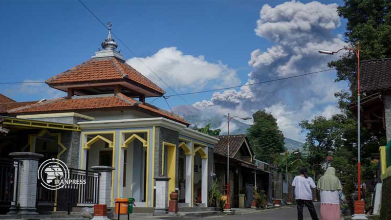 Iranpress: ثوران بركان "أناك كراكاتو" في إندونيسيا