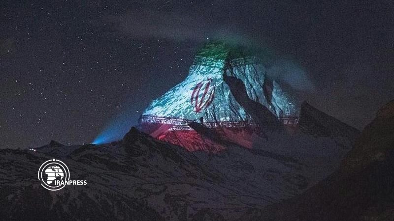 Iranpress: إضاءة جبل "ماترهورن" في سويسرا بصورة العلم الإيراني
