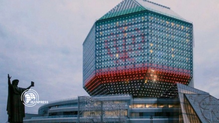 العلم الإيراني یزيّن مبنى المكتبة الوطنية في بيلاروسيا