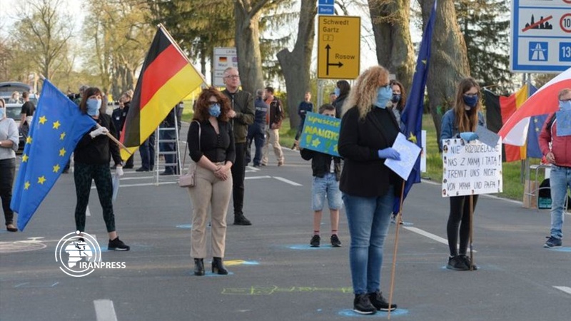 Iranpress: Hundreds protest against lockdown at Polish-German border