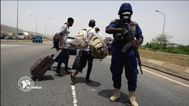 Iranpress: مقتل 18 شخصا في نيجيريا على يد عسكريين وأمنيين منذ فرض الحجر الصحي