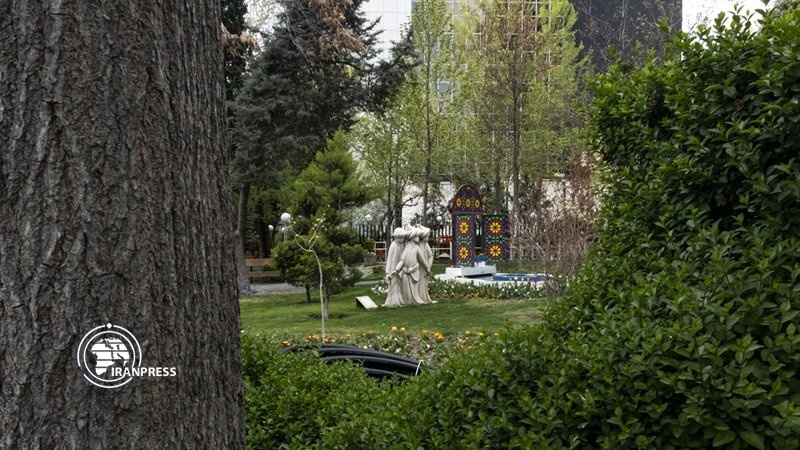 Iranpress: شاهد بالصور والفيديو..شوارع طهران الفارغة في يوم الطبيعة في اطار مكافحة كورونا
