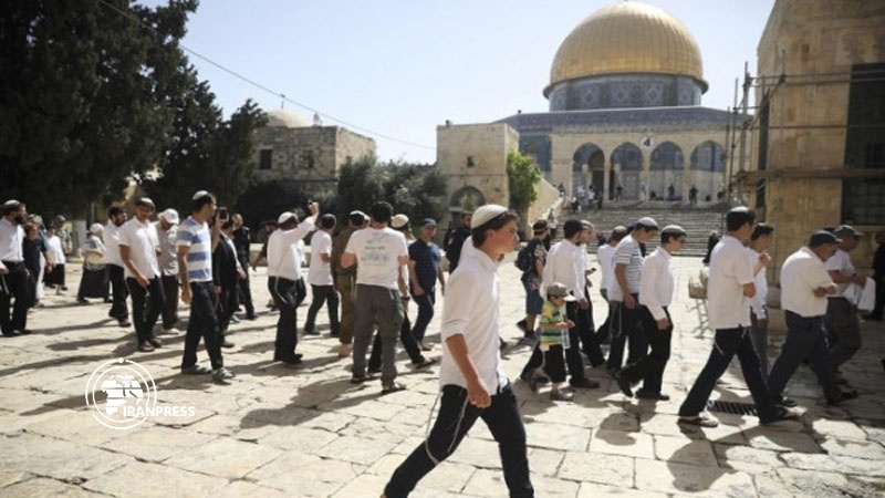 Iranpress:  الاحتلال الإسرائيلى يعتدي على المصلّين أثناء تأديتهم صلاة عيد الفطر