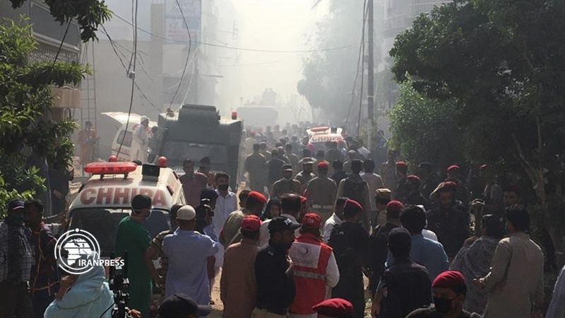 Iranpress: Pakistan plane with 107 on board crashes in residential area in Karachi