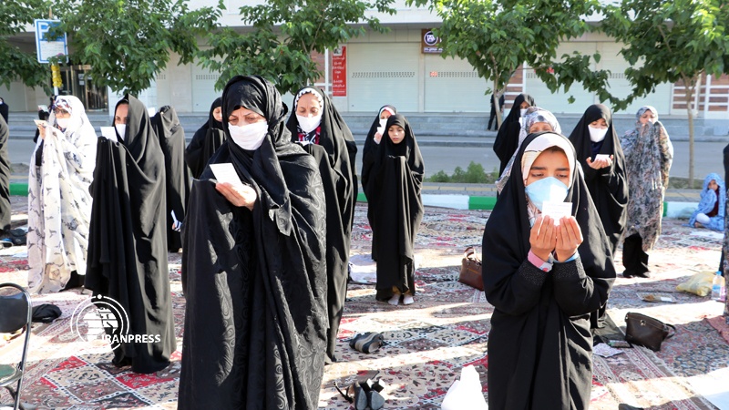 Iranpress: Eid al-Fitr prayers in Mashhad, observing health issues