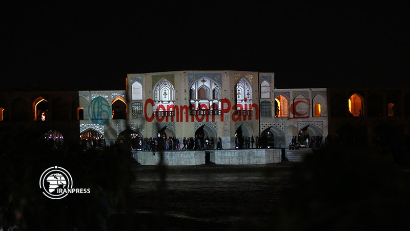 Iranpress: إضاءة جسر خواجو التاریخی فی اصفهان بشعار "آلام مشتركة"