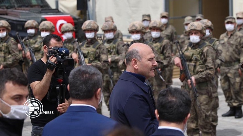 Iranpress: لأول مرة.. وزير الداخلية التركي يدخل الأراضي السورية 