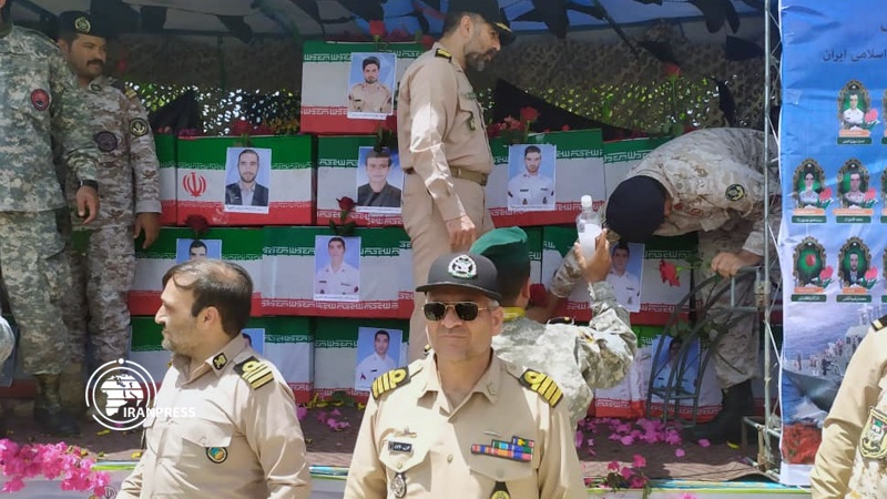 Iranpress: تشييع شهداء بحرية الجيش الايراني جنوب شرق البلاد
