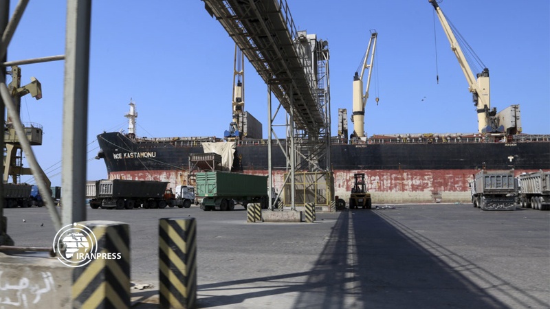 Iranpress: Saudi Arabia steals Yemeni food, oil ships