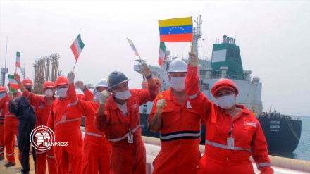 Venezuelans 'Thanks to Iran' on the arrival of Iran's first oil tanker