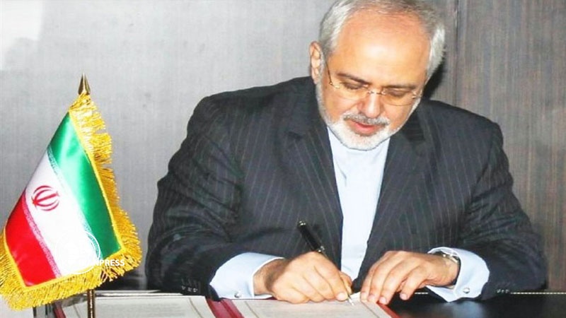 Iranpress: ظريف يحذر من مغبة الاجراءات الأميركية 