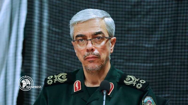 Iranpress: اتصال هاتفي بين رئيس الأركان العامة الإيراني وقائد الجيش الباكستاني