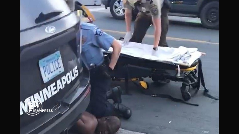 Iranpress: ضابط شرطة أمريكي قتل رجلا أسود أثناء اعتقاله