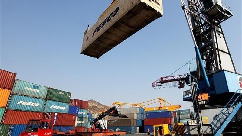 Iranpress: تسجيل غير مسبوق لتخليص البضائع الأساسية من الجمارك الإيرانية