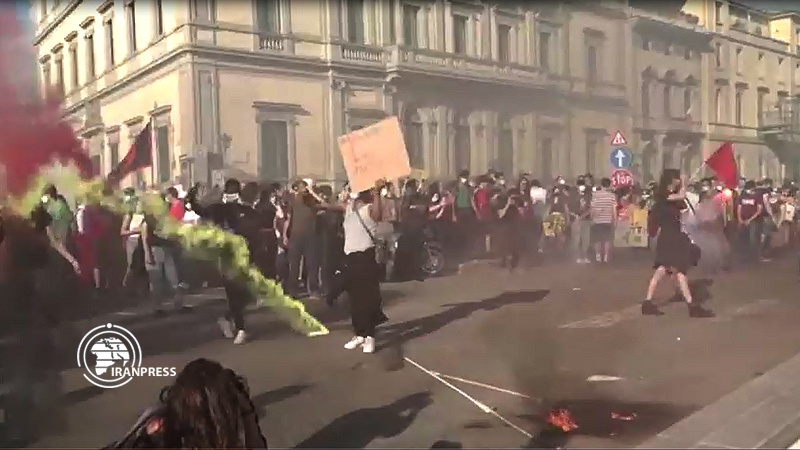 Iranpress: Italian protesters against racism and injustice burn US flag in Florence 