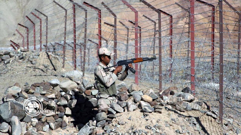 Iranpress: حرس الحدود الإيراني يتصدى للارهابيين في محافظة آذربايجان الغربية