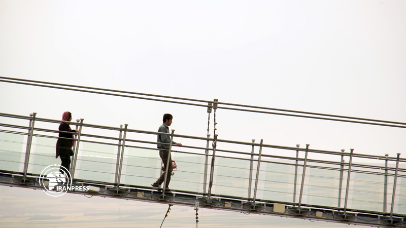 Iranpress: أول جسر معلق زجاجي في العالم على نهر هيرجايي