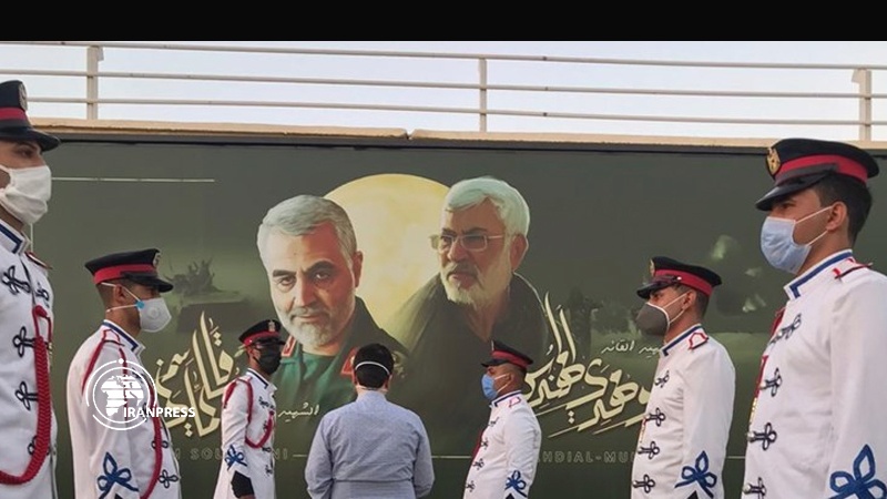 Iranpress: نصب جدارية في مطار بغداد تخليدا للشهيدين سليماني والمهندس