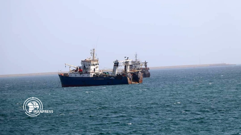 Iranpress: الحرس الثوري يحتجز سفينتي الصيد في مياه بحر عُمان