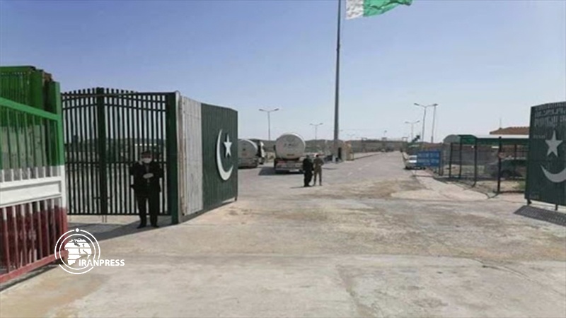 Iranpress: 3 trade borders with Pakistan reopened