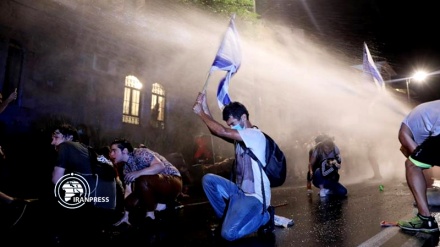 Israeli police fire water cannons to disperse anti-government protests