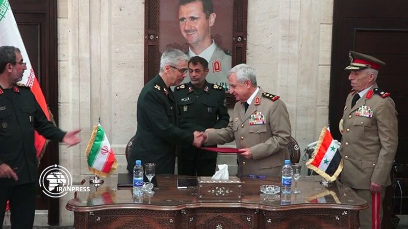 Iranpress: Iran, Syria sign military agreement